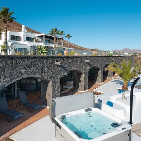 Villa Costa Roja Con Vistas Al Mar, Piscinas, Jacuzzi, Mini Golf Y Pádel En Montaña Roja Playa Blanca (Lanzarote)