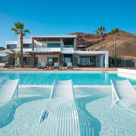 Villa Costa Roja Con Vistas Al Mar, Piscinas, Jacuzzi, Mini Golf Y Padel En Montana Roja Playa Blanca