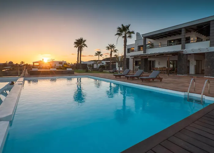 Costa Roja Con Vistas Al Mar, Piscinas, Jacuzzi, Mini Golf Y Padel En Montana Roja Villa Playa Blanca (Lanzarote)