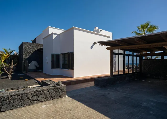 Villa Costa Roja Con Vistas Al Mar, Piscinas, Jacuzzi, Mini Golf Y Padel En Montana Roja Playa Blanca (Lanzarote)