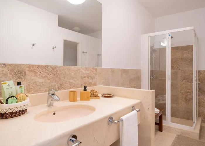 Costa Roja Con Vistas Al Mar, Piscinas, Jacuzzi, Mini Golf Y Padel En Montana Roja Villa Playa Blanca