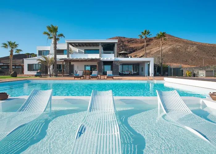 Villa Costa Roja Con Vistas Al Mar, Piscinas, Jacuzzi, Mini Golf Y Padel En Montana Roja Playa Blanca