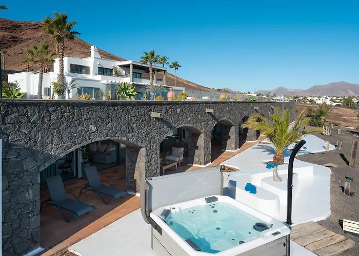 Villa Costa Roja Con Vistas Al Mar, Piscinas, Jacuzzi, Mini Golf Y Padel En Montana Roja Playa Blanca