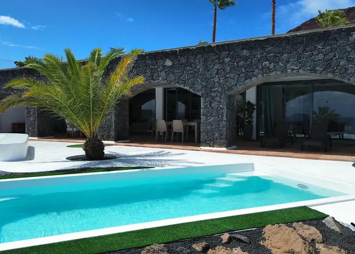 Costa Roja Con Vistas Al Mar, Piscinas, Jacuzzi, Mini Golf Y Padel En Montana Roja Villa Playa Blanca