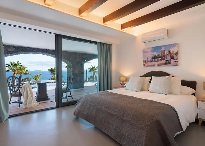 Villa Costa Roja Con Vistas Al Mar, Piscinas, Jacuzzi, Mini Golf Y Padel En Montana Roja Playa Blanca (Lanzarote)